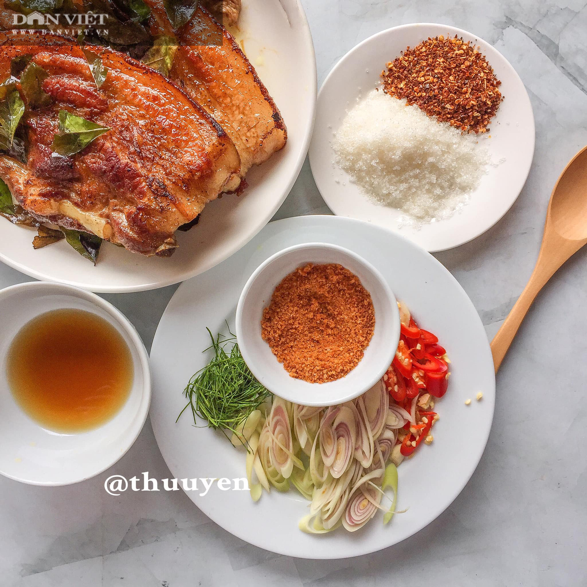 Bùng nổ hương vị với thịt heo quay lắc sả tắc - Ảnh 2. Bùng nổ hương vị với thịt heo quay lắc sả tắc - Ảnh 2.