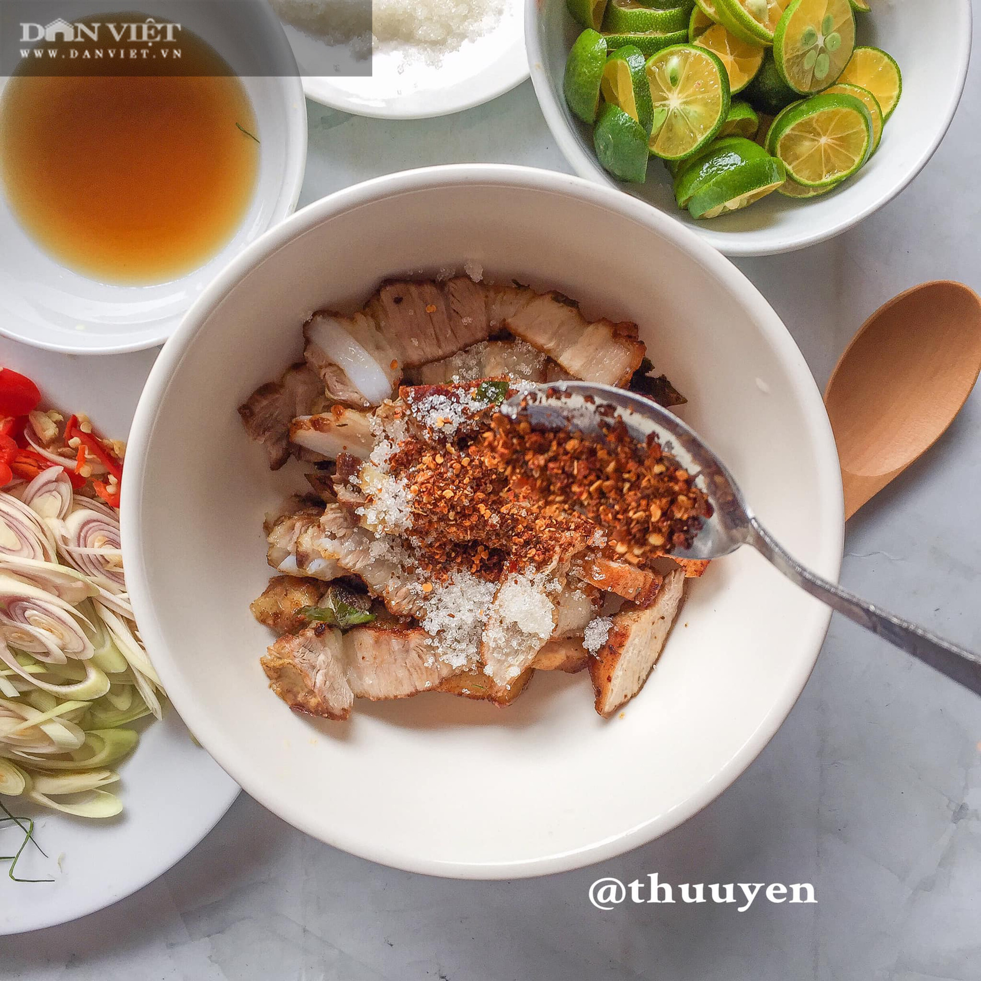 Bùng nổ hương vị với thịt heo quay lắc sả tắc - Ảnh 4. Bùng nổ hương vị với thịt heo quay lắc sả tắc - Ảnh 4.
