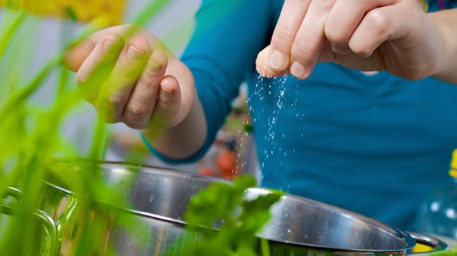 4 tuyệt chiêu giúp rau luộc xanh mướt, giòn ngon không nhiều người biết - Ảnh 2.