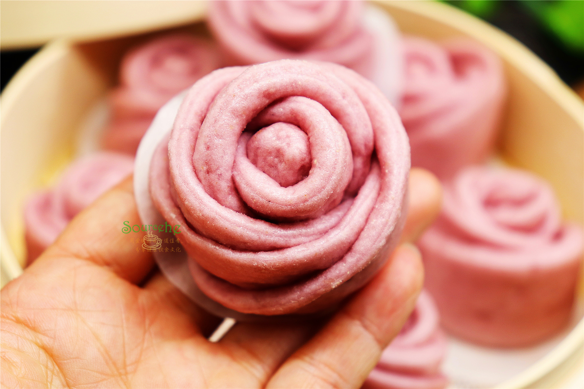 Mẹo làm bánh khoai hấp hình hoa hồng xinh ngất ngây, con bạn sẽ thích mê - Ảnh 2.