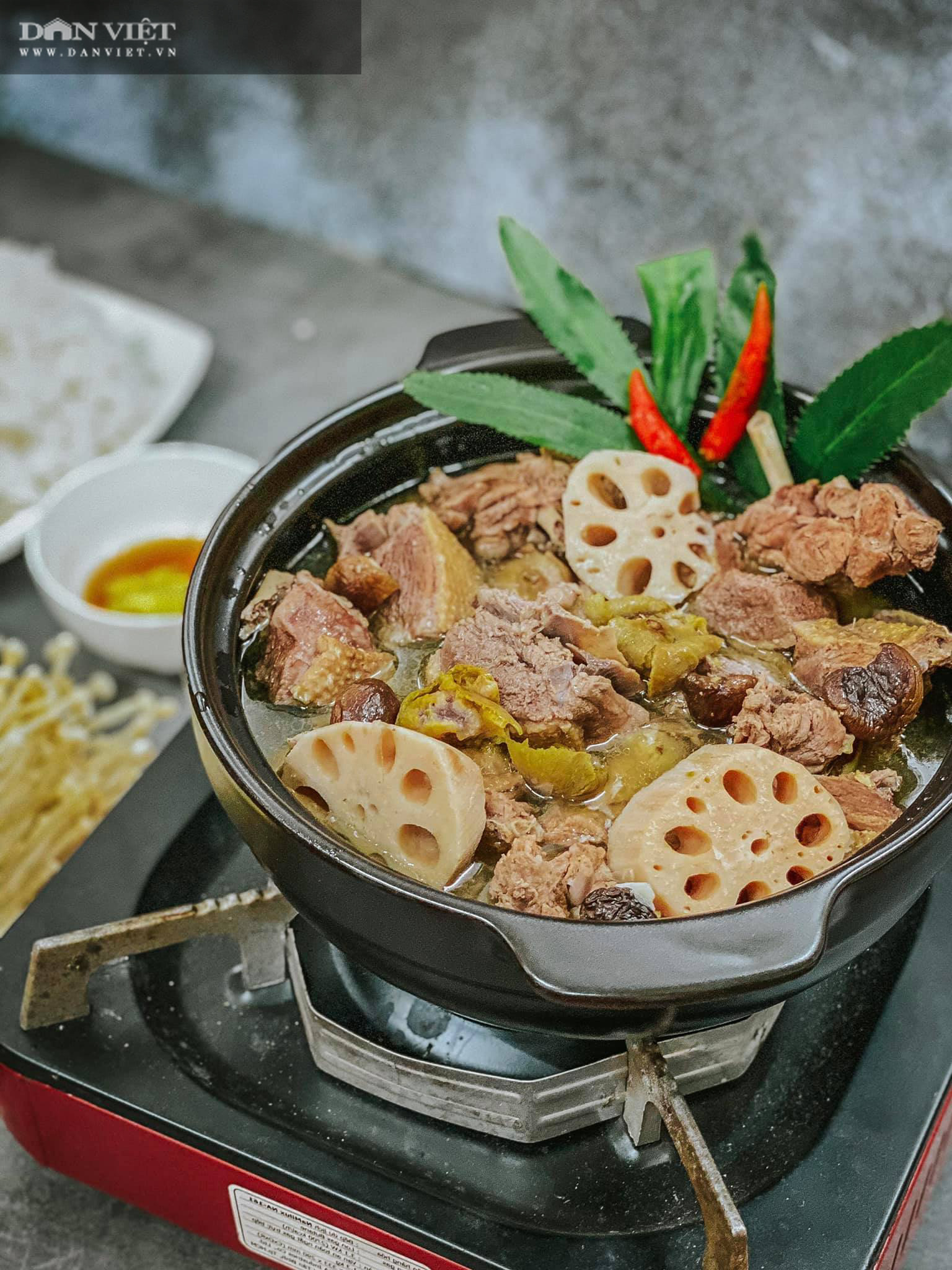 Đổi món với vịt om sấu nấu cùng củ sen và nước dừa - Ảnh 1.