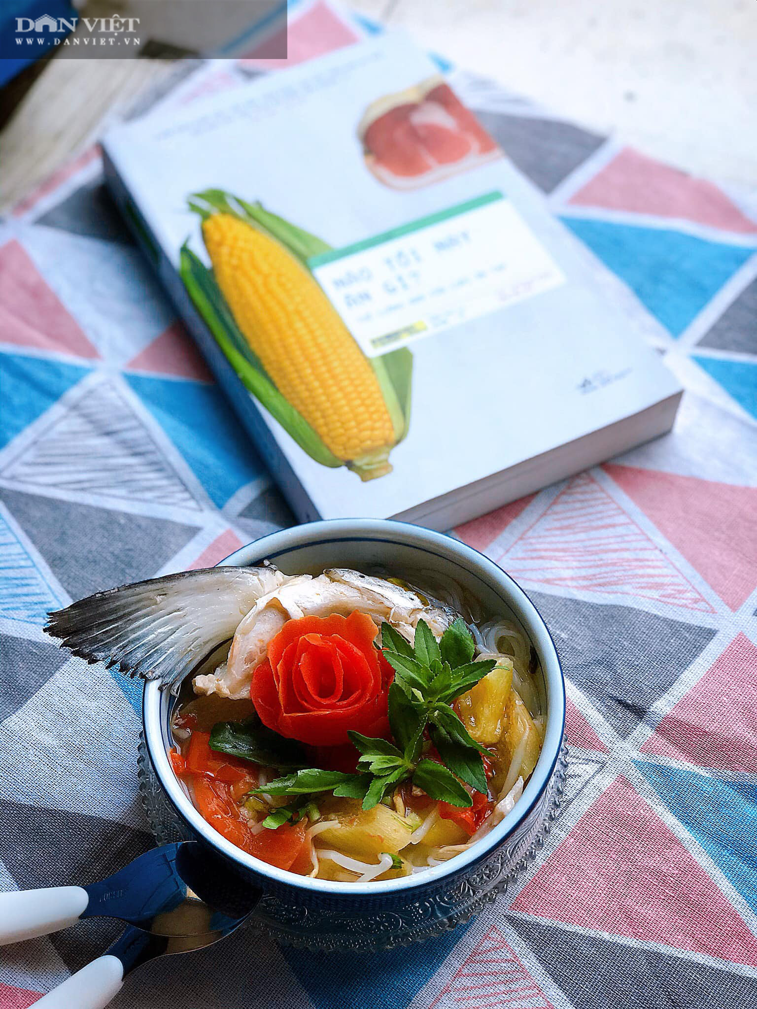 Bún chua đầu cá hồi đổi vị thanh mát ngày hè - Ảnh 2. Bún chua đầu cá hồi đổi vị thanh mát ngày hè - Ảnh 2.