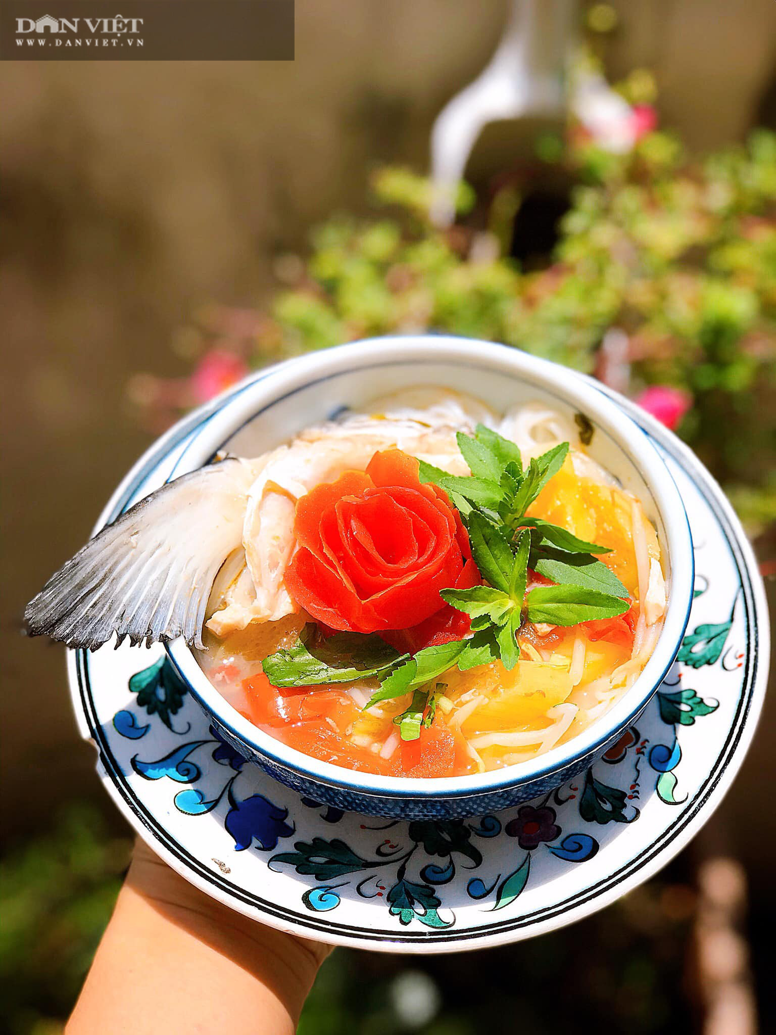 Bún chua đầu cá hồi đổi vị thanh mát ngày hè - Ảnh 1. Bún chua đầu cá hồi đổi vị thanh mát ngày hè - Ảnh 1.