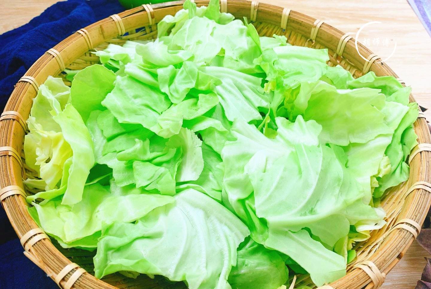 Xào bắp cải thả ngay vào dầu là sai rồi, muốn giòn, ngọt hãy nhớ các bước này - Ảnh 3.