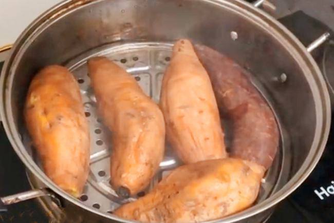 Hấp khoai đừng cho thẳng vào nồi, làm thêm bước này khoai sẽ thơm ngọt - Ảnh 2. Hấp khoai đừng cho thẳng vào nồi, làm thêm bước này khoai sẽ thơm ngọt - Ảnh 2.
