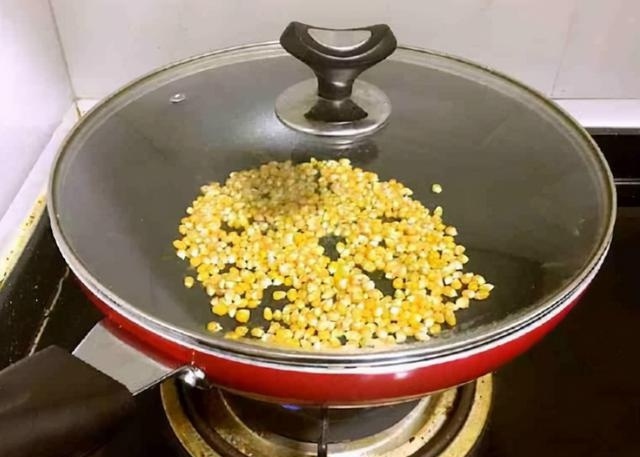 Làm bắp rang bơ vì sao không nổ, đầu bếp mách cách làm 50 hạt nổ đầy nồi - Ảnh 3.