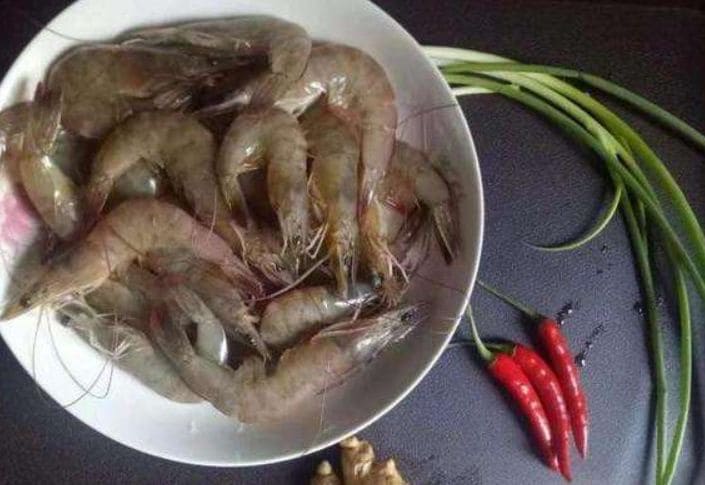 Luộc tôm chỉ cho gừng chưa đủ khử tanh, hãy cho thêm gia vị này tôm ngọt và thơm hơn - Ảnh 1.