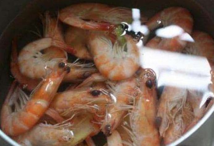 Luộc tôm chỉ cho gừng chưa đủ khử tanh, hãy cho thêm gia vị này tôm ngọt và thơm hơn - Ảnh 3.