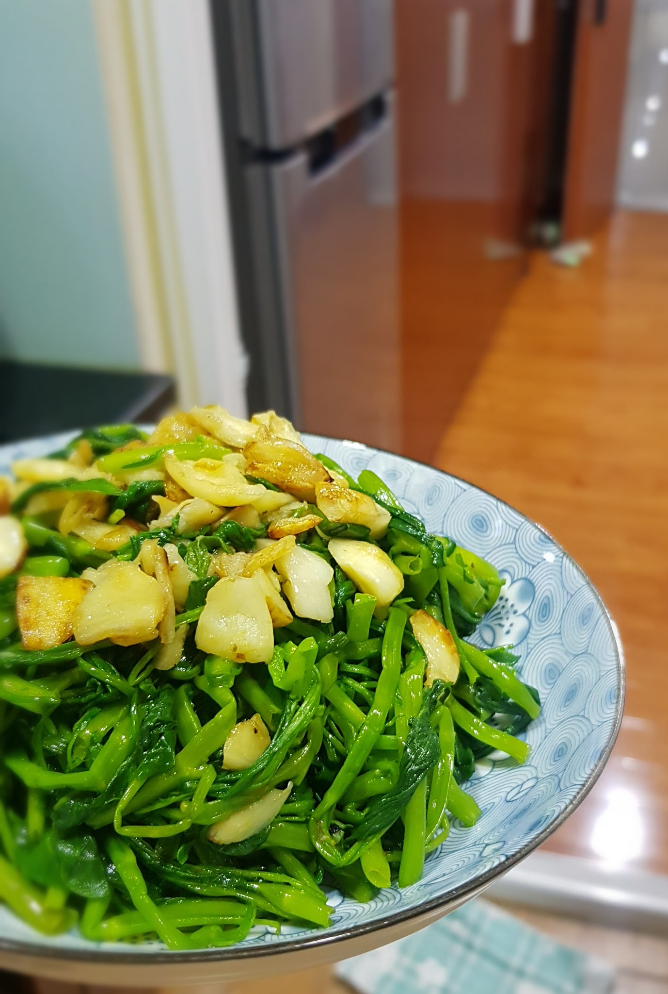 Xào rau muống đừng cho ngay vào chảo hãy làm thêm bước này, đảm bảo xanh mướt - Ảnh 1.