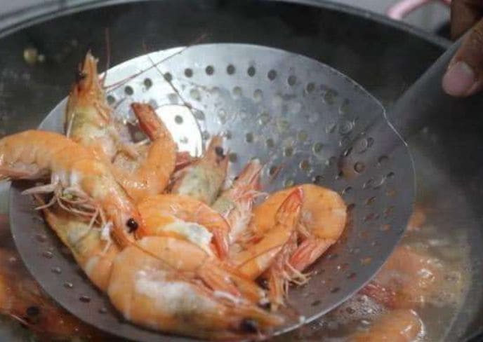 Luộc tôm chỉ cho gừng chưa đủ khử tanh, hãy cho thêm gia vị này tôm ngọt và thơm hơn - Ảnh 2.