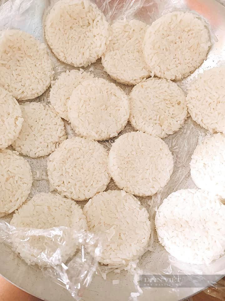 Dư cơm nguội đừng chiên hay hấp, hãy làm món này ngon tuyệt - Ảnh 3. Dư cơm nguội đừng chiên hay hấp, hãy làm món này ngon tuyệt - Ảnh 3.