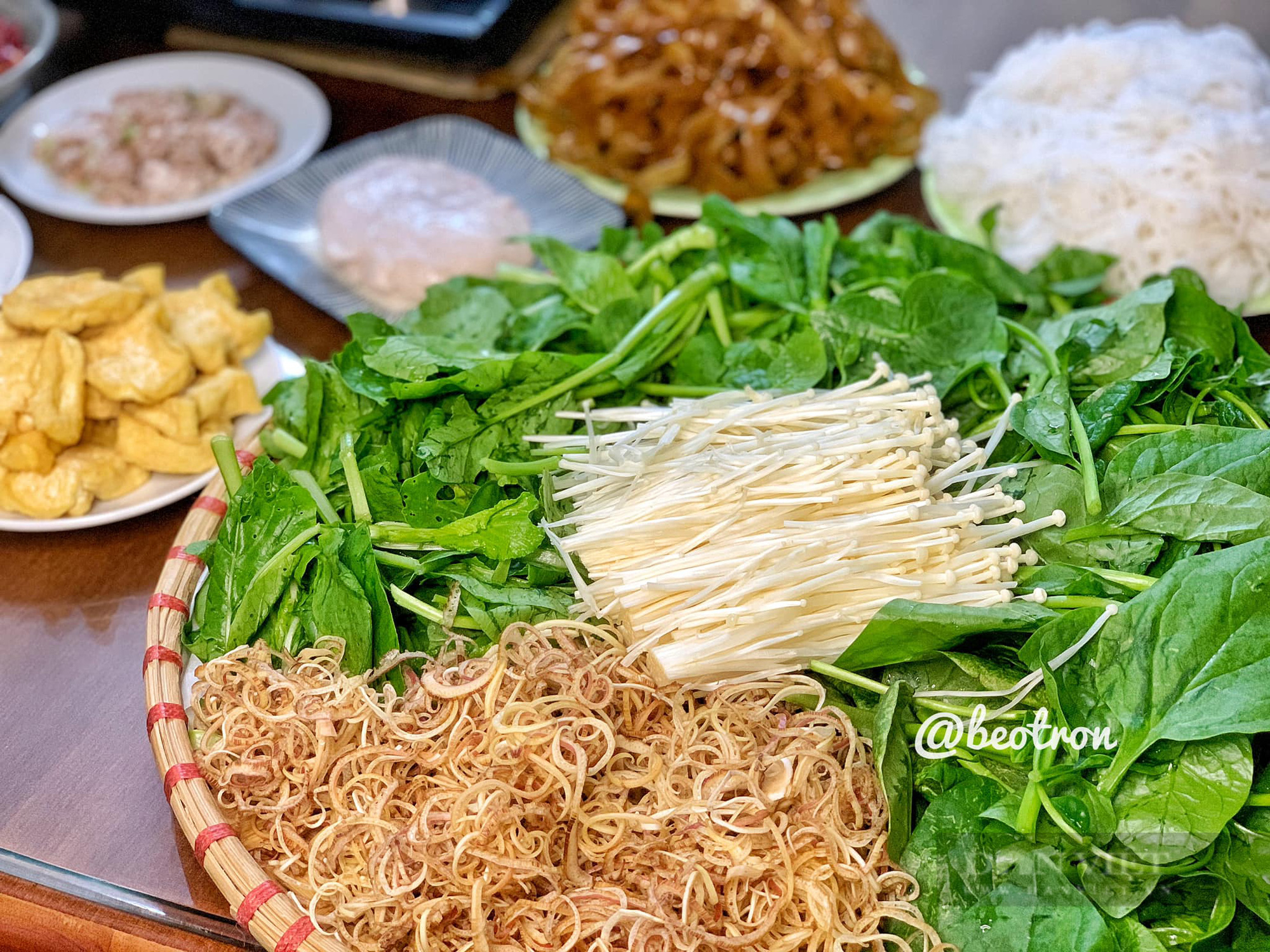 Bí quyết nấu lẩu riêu bò thơm ngon đậm đà - Ảnh 2.