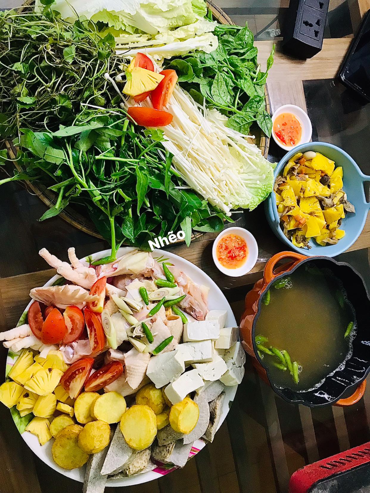 Nấu lẩu gà với ớt xiêm xanh rừng thơm nồng vị cay, cho gia đình ấm sực trong ngày đông - Ảnh 2. Nấu lẩu gà với ớt xiêm xanh rừng thơm nồng vị cay, cho gia đình ấm sực trong ngày đông - Ảnh 2.
