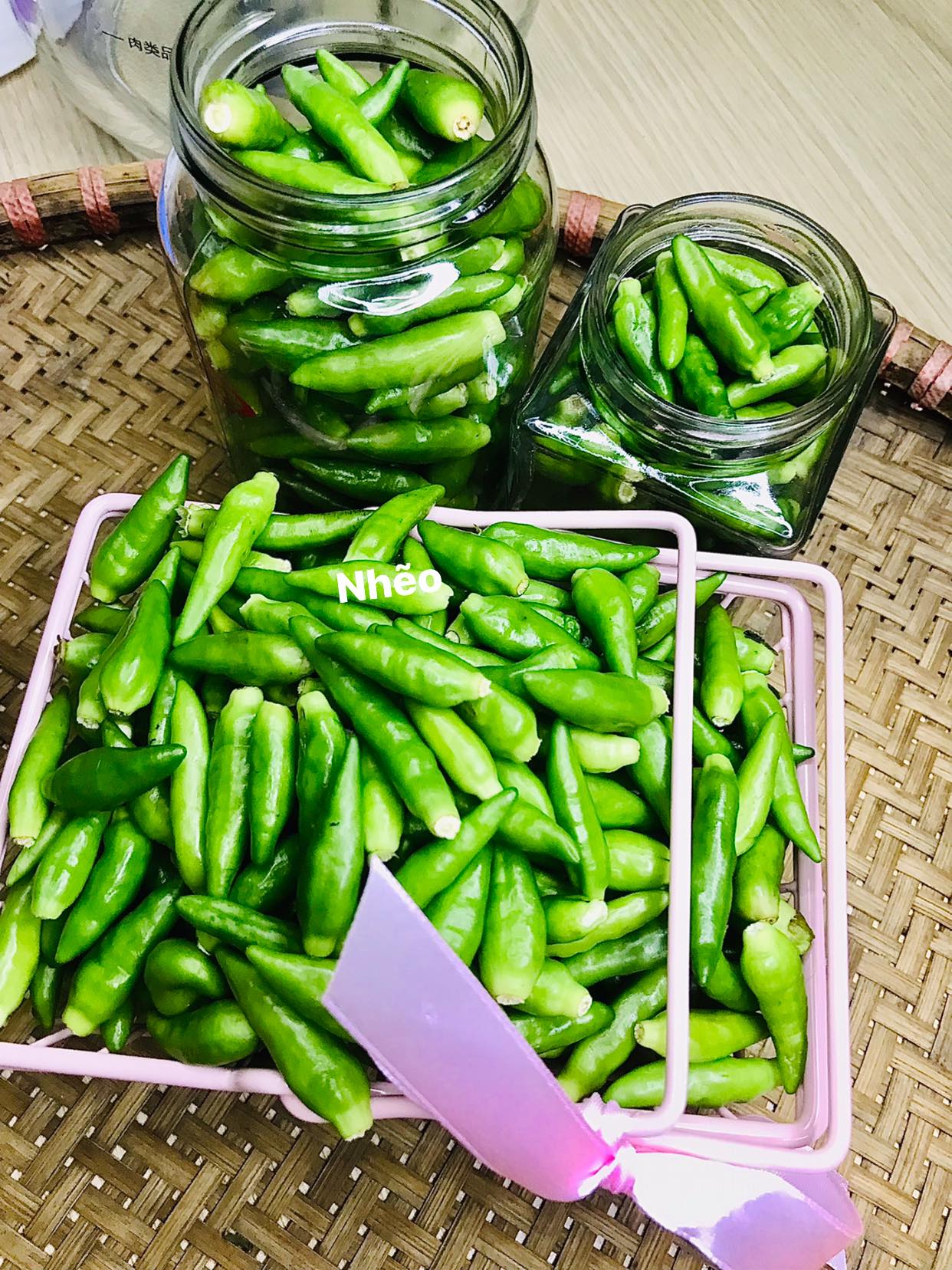 Nấu lẩu gà với ớt xiêm xanh rừng thơm nồng vị cay, cho gia đình ấm sực trong ngày đông - Ảnh 1. Nấu lẩu gà với ớt xiêm xanh rừng thơm nồng vị cay, cho gia đình ấm sực trong ngày đông - Ảnh 1.