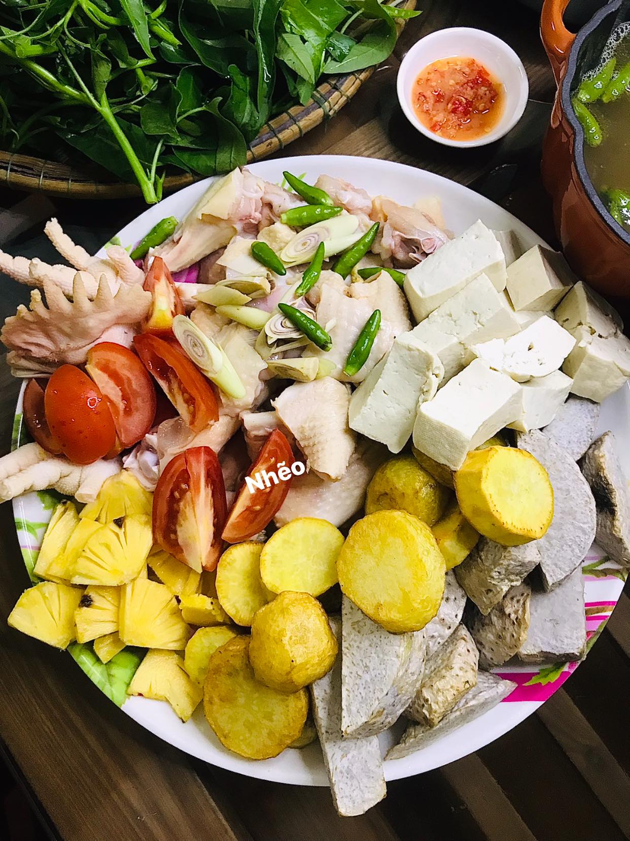 Nấu lẩu gà với ớt xiêm xanh rừng thơm nồng vị cay, cho gia đình ấm sực trong ngày đông - Ảnh 3. Nấu lẩu gà với ớt xiêm xanh rừng thơm nồng vị cay, cho gia đình ấm sực trong ngày đông - Ảnh 3.