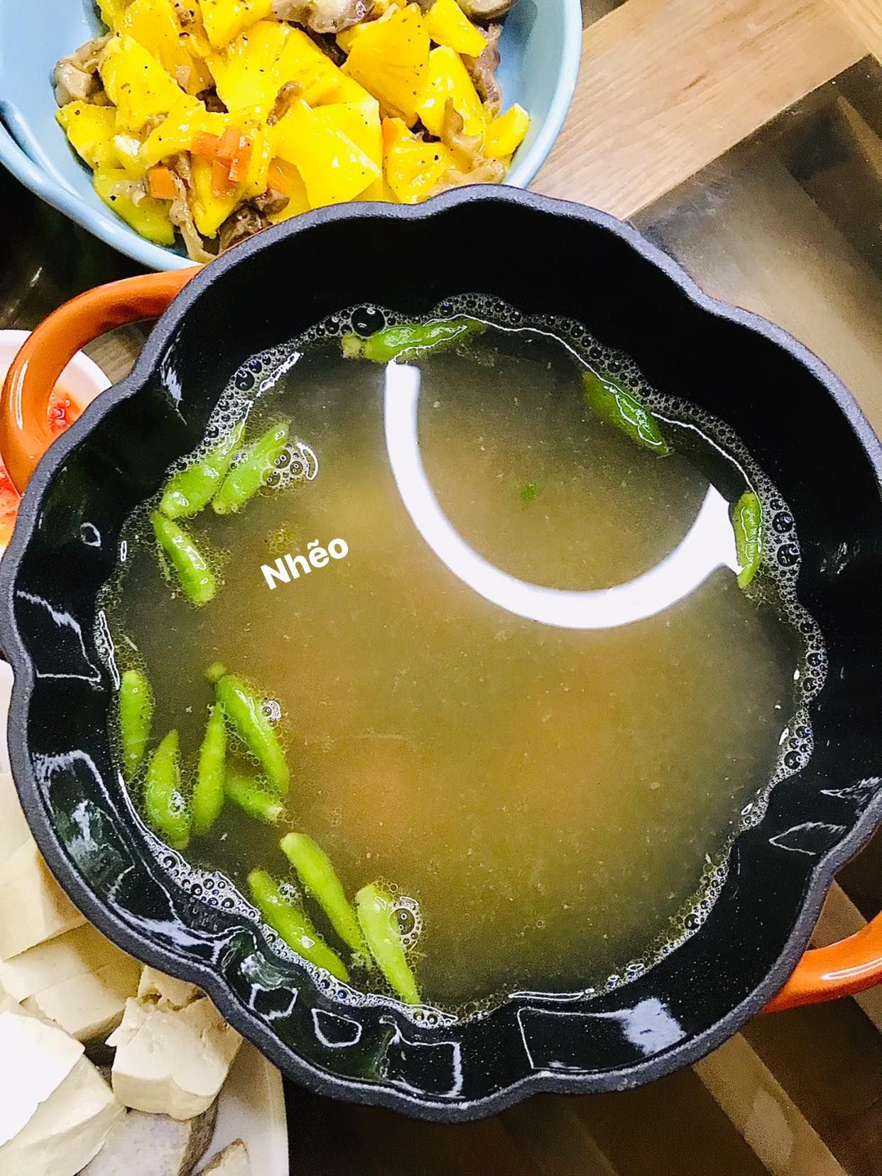 Nấu lẩu gà với ớt xiêm xanh rừng thơm nồng vị cay, cho gia đình ấm sực trong ngày đông - Ảnh 5. Nấu lẩu gà với ớt xiêm xanh rừng thơm nồng vị cay, cho gia đình ấm sực trong ngày đông - Ảnh 5.