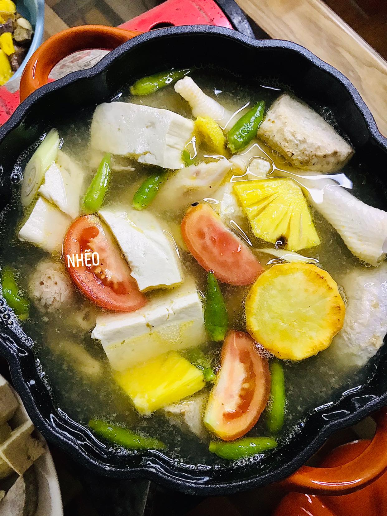 Nấu lẩu gà với ớt xiêm xanh rừng thơm nồng vị cay, cho gia đình ấm sực trong ngày đông - Ảnh 6. Nấu lẩu gà với ớt xiêm xanh rừng thơm nồng vị cay, cho gia đình ấm sực trong ngày đông - Ảnh 6.