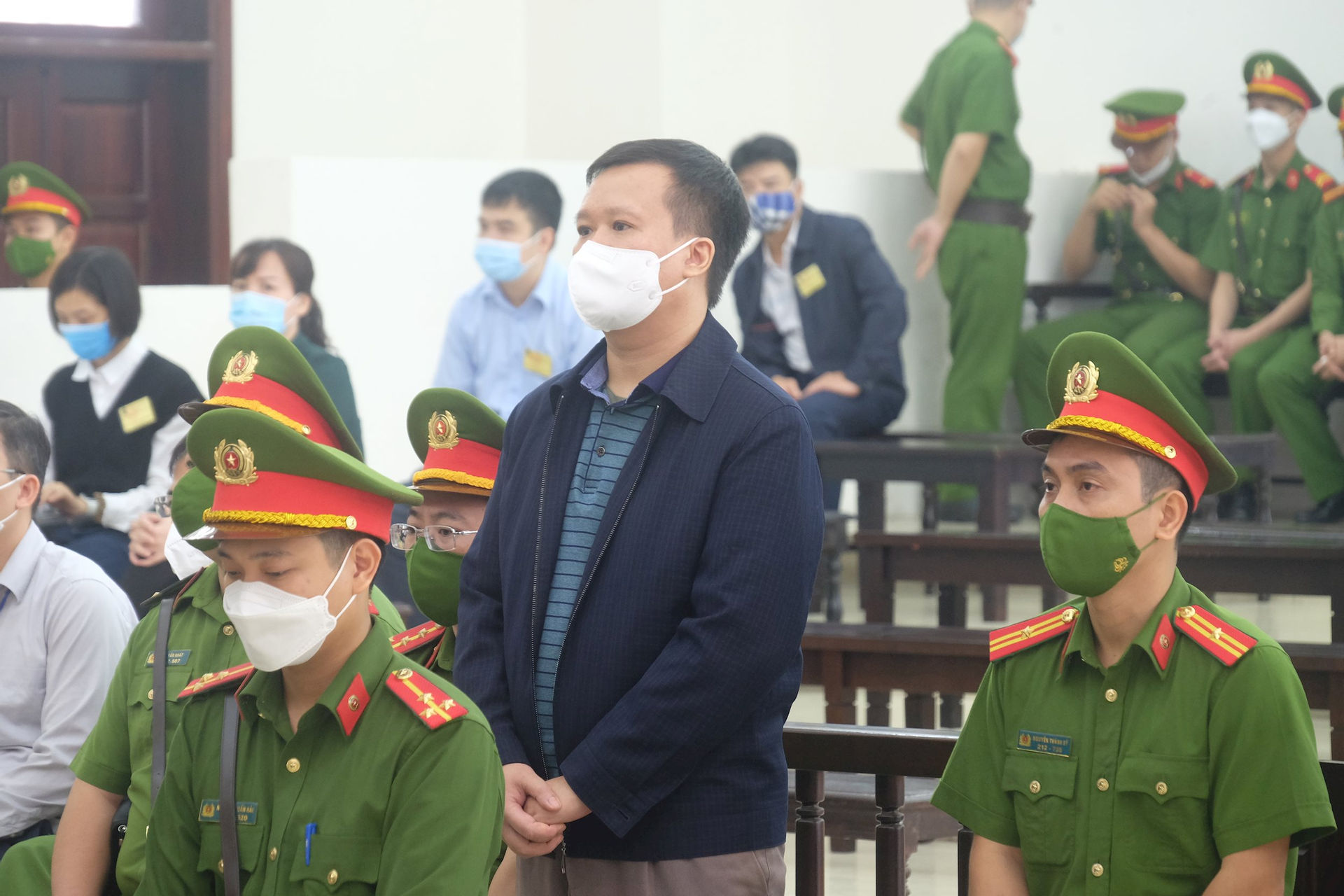 Phan Văn Anh Vũ đưa hối lộ: Trả tự do ngay tại tòa cho "thầy" phong thủy - Ảnh 3.