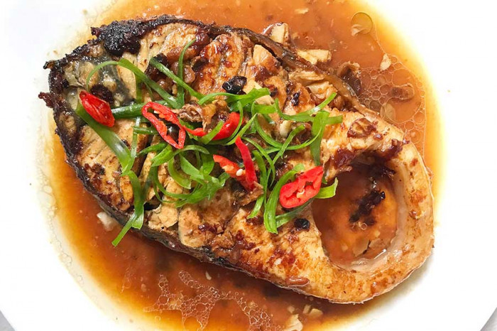 Dù là loại cá nào, hãy nhớ 3 mẹo nhỏ này khi kho để cá chín mềm, không tanh - Ảnh 1.