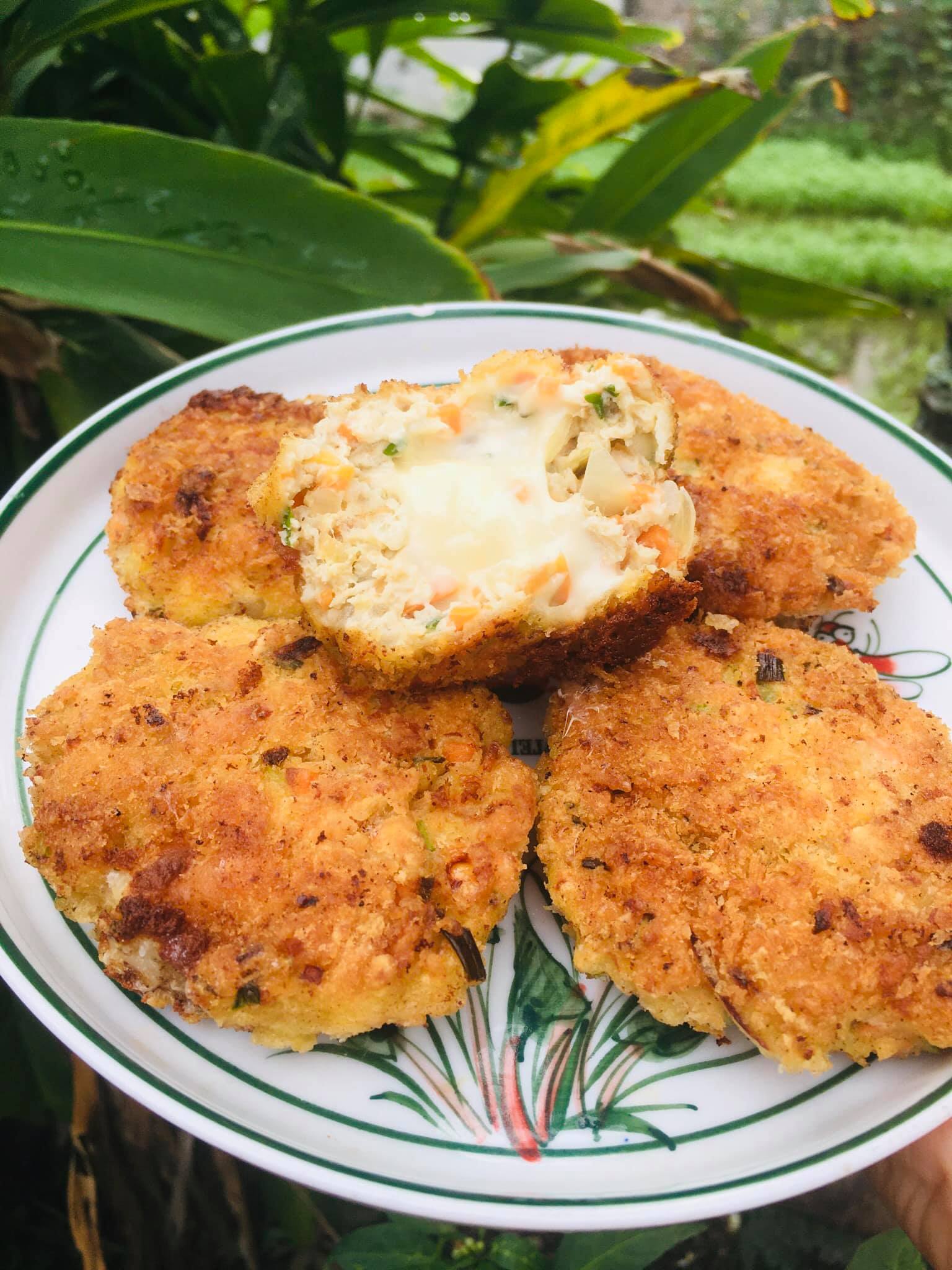 Bí quyết để vỏ bánh gà vàng ươm, giòn rụm, bên trong thịt mềm ngọt - Ảnh 1.