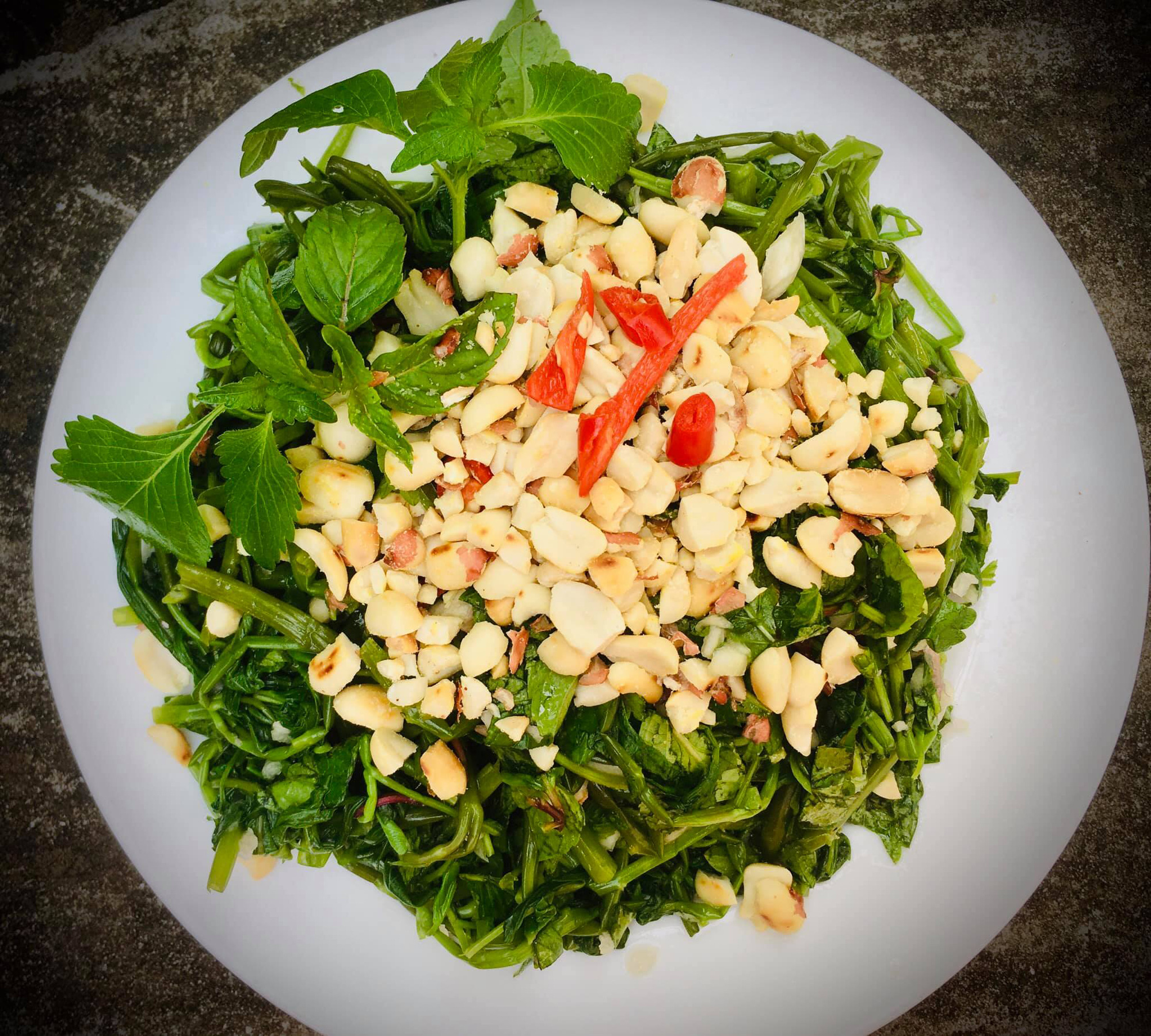 Rau muống đừng xào, luộc hay nấu canh mà hãy làm món ngon lạ này - Ảnh 1.