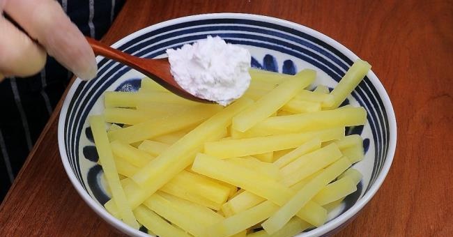 Chiên khoai tây, nhớ thêm 2 bước này trước khi thả vào chảo dầu, 10 miếng giòn cả 10 - Ảnh 2. Chiên khoai tây, nhớ thêm 2 bước này trước khi thả vào chảo dầu, 10 miếng giòn cả 10 - Ảnh 2.