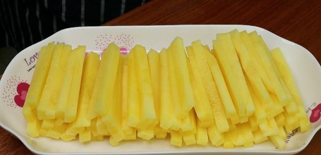 Chiên khoai tây, nhớ thêm 2 bước này trước khi thả vào chảo dầu, 10 miếng giòn cả 10 - Ảnh 1. Chiên khoai tây, nhớ thêm 2 bước này trước khi thả vào chảo dầu, 10 miếng giòn cả 10 - Ảnh 1.