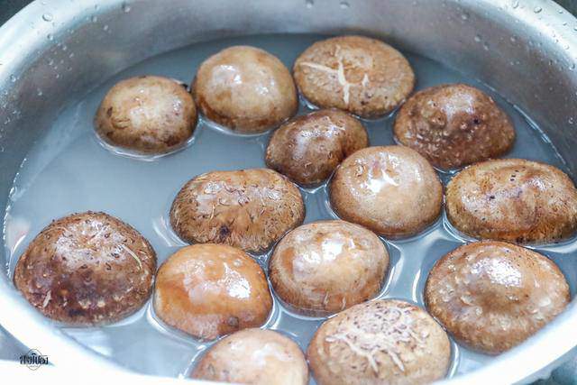 Chỉ rửa nấm hương với nước chẳng khác gì ăn trứng côn trùng, dùng thứ này chất bẩn trôi hết - Ảnh 3. Chỉ rửa nấm hương với nước chẳng khác gì ăn trứng côn trùng, dùng thứ này chất bẩn trôi hết - Ảnh 3.