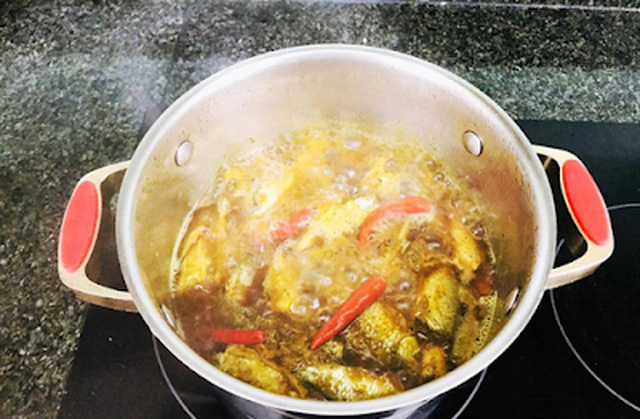 Kho cá diếc với những loại lá và quả này thơm ngon mỹ mãn - Ảnh 1.