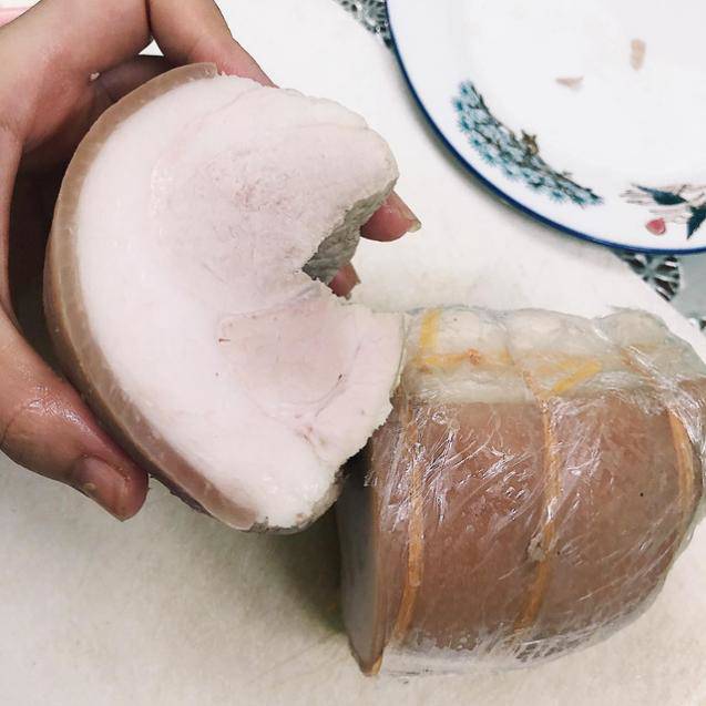 Luộc thịt thêm bước này, thịt trắng tinh, thơm phức, nạc mỡ được dàn đều, thái mỏng tang - Ảnh 4. Luộc thịt thêm bước này, thịt trắng tinh, thơm phức, nạc mỡ được dàn đều, thái mỏng tang - Ảnh 4.