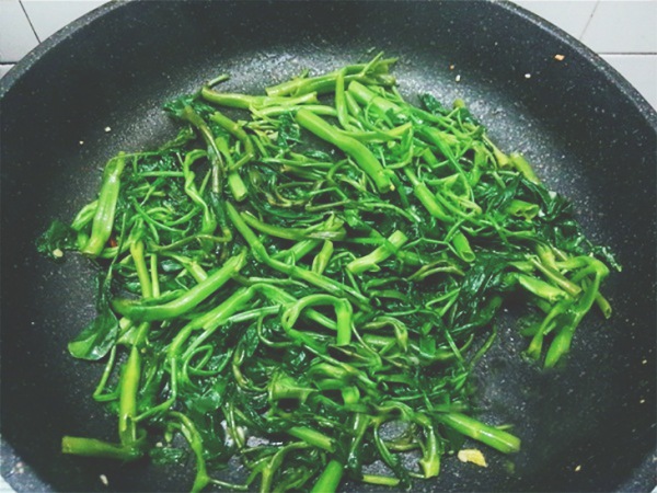 Mẹo hay giúp rau muống xào xanh mướt, giòn ngọt - Ảnh 3. Mẹo hay giúp rau muống xào xanh mướt, giòn ngọt - Ảnh 3.