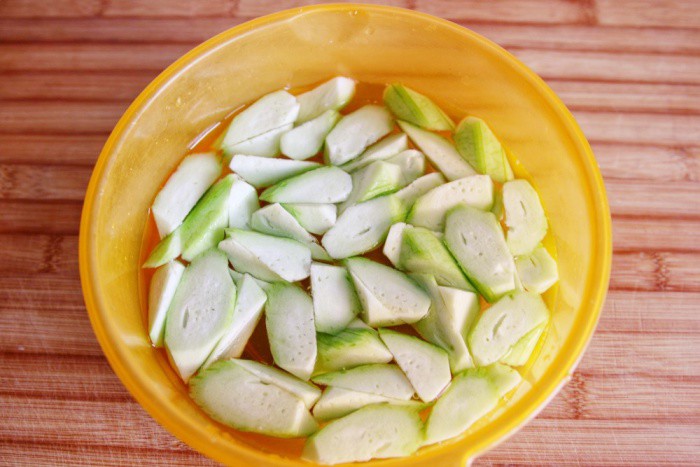 Xào mướp đừng cho ngay vào chảo, hãy làm bước này để mướp xanh, ngọt, không thâm đen - Ảnh 1. Xào mướp đừng cho ngay vào chảo, hãy làm bước này để mướp xanh, ngọt, không thâm đen - Ảnh 1.