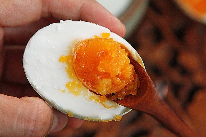 Làm trứng vịt muối thơm ngon tuyệt đỉnh đừng quên gia vị này - Ảnh 7. Làm trứng vịt muối thơm ngon tuyệt đỉnh đừng quên gia vị này - Ảnh 7.