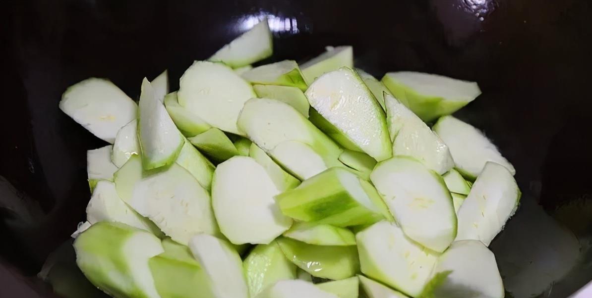 Xào mướp cần thêm 1 bước này, mướp sẽ xanh non ngon miệng, không thâm đen - Ảnh 5. Xào mướp cần thêm 1 bước này, mướp sẽ xanh non ngon miệng, không thâm đen - Ảnh 5.
