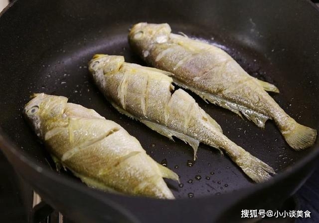 Rán cá đừng cho trực tiếp vào chảo, thêm 1 bước nữa cá không bị dính và vỡ da - Ảnh 2. Rán cá đừng cho trực tiếp vào chảo, thêm 1 bước nữa cá không bị dính và vỡ da - Ảnh 2.