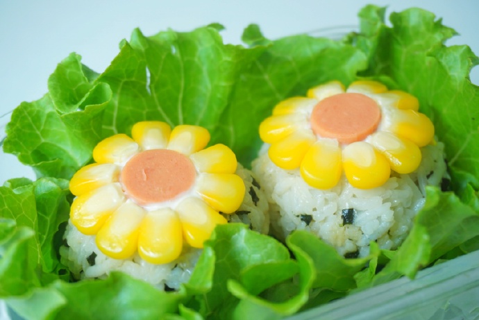 Rủ con vào bếp làm cơm bento hoa hướng dương xinh đẹp - Ảnh 1. Rủ con vào bếp làm cơm bento hoa hướng dương xinh đẹp - Ảnh 1.