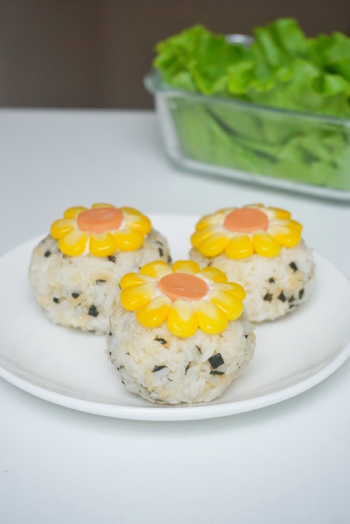Rủ con vào bếp làm cơm bento hoa hướng dương xinh đẹp - Ảnh 4. Rủ con vào bếp làm cơm bento hoa hướng dương xinh đẹp - Ảnh 4.