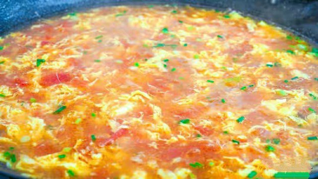 Muốn nấu canh cà chua trứng nổi vân đẹp, thơm ngon, không tanh nên "bỏ túi" bí quyết này - Ảnh 5.
