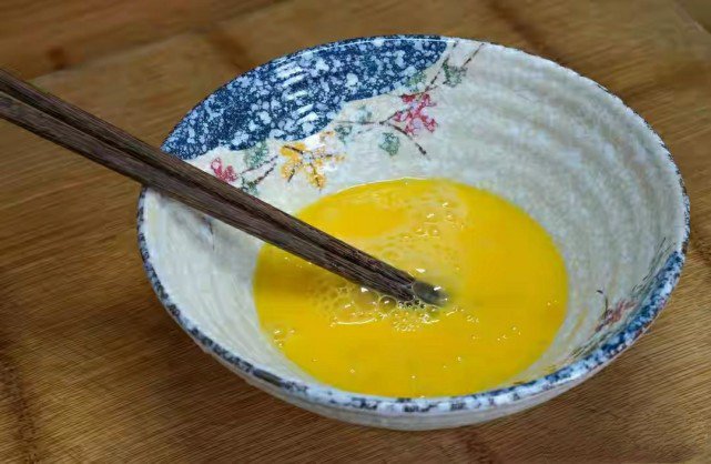Muốn nấu canh cà chua trứng nổi vân đẹp, thơm ngon, không tanh nên "bỏ túi" bí quyết này - Ảnh 3.
