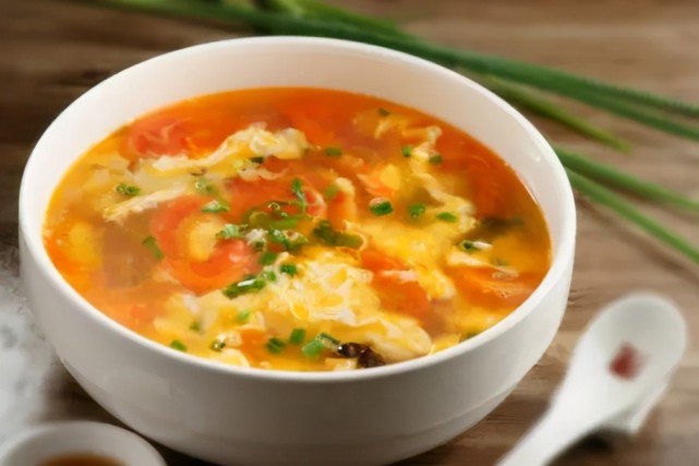 Muốn nấu canh cà chua trứng nổi vân đẹp, thơm ngon, không tanh nên "bỏ túi" bí quyết này - Ảnh 1.