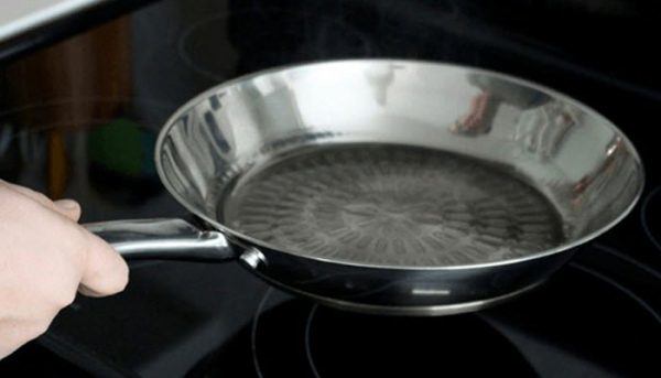 Xào, rán bị bắn dầu, làm theo 6 mẹo này đảm bảo nấu ăn an toàn, sạch bóng - Ảnh 1. Xào, rán bị bắn dầu, làm theo 6 mẹo này đảm bảo nấu ăn an toàn, sạch bóng - Ảnh 1.