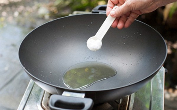 Xào, rán bị bắn dầu, làm theo 6 mẹo này đảm bảo nấu ăn an toàn, sạch bóng - Ảnh 2. Xào, rán bị bắn dầu, làm theo 6 mẹo này đảm bảo nấu ăn an toàn, sạch bóng - Ảnh 2.