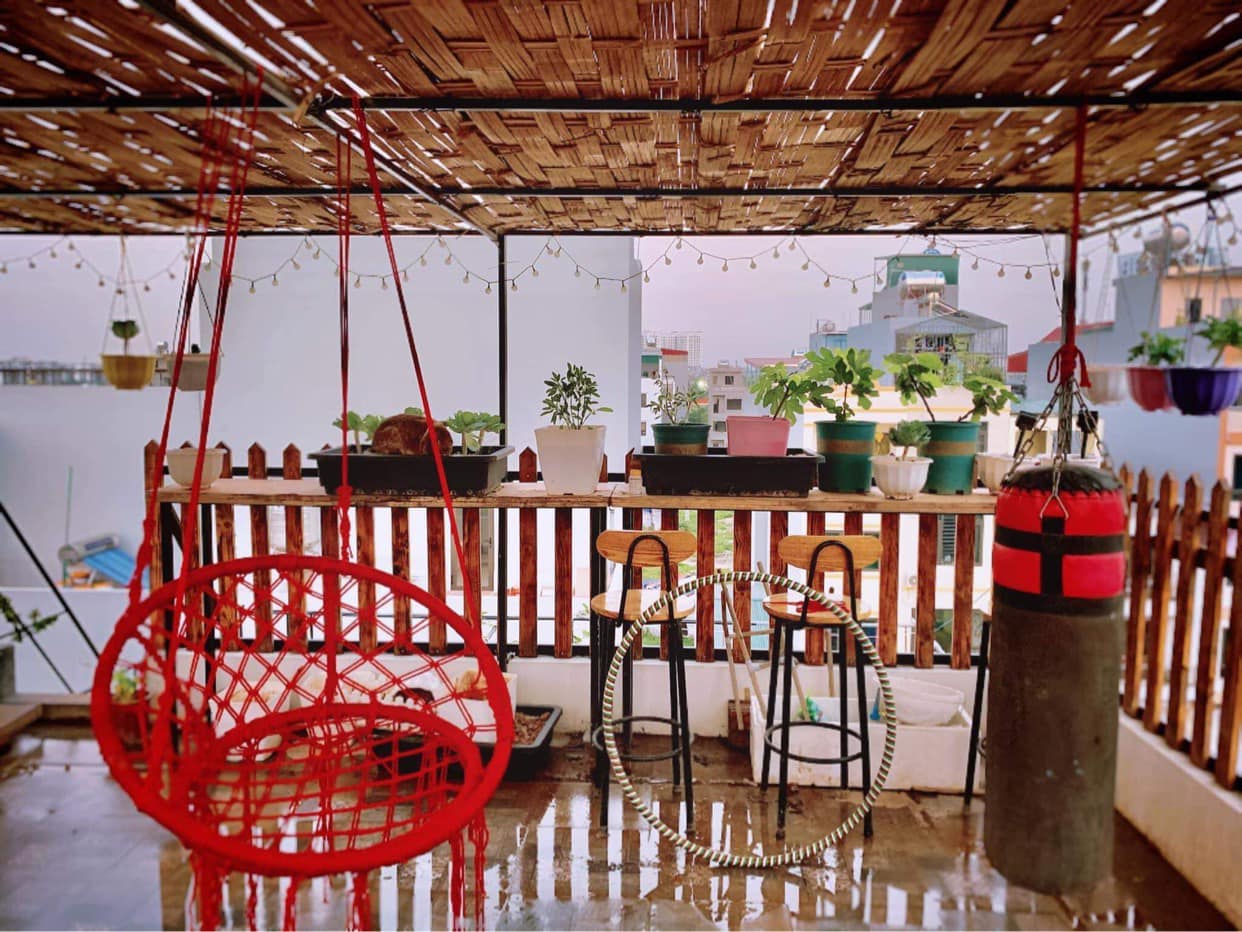 Tận dụng can nhựa mẹ đảm Cần Thơ biến sân thượng thành khu vườn xanh mát - Ảnh 4.