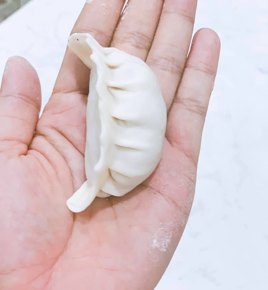 Clip gói sủi cảo nhanh chóng, vỏ mỏng dính đều tăm tắp - Ảnh 7. Clip gói sủi cảo nhanh chóng, vỏ mỏng dính đều tăm tắp - Ảnh 7.
