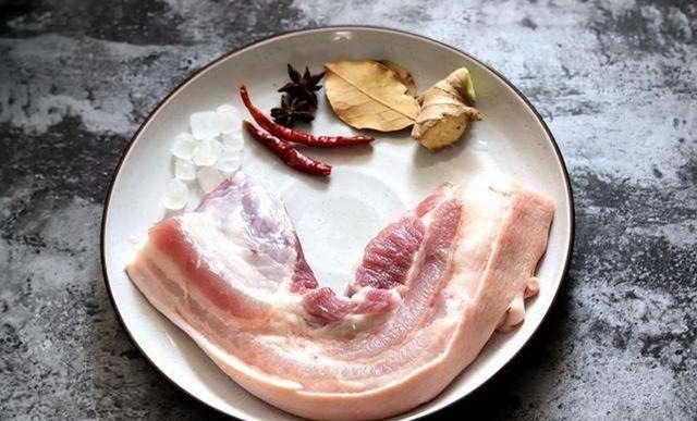 Kho thịt, đừng cho loại gia vị quen thuộc này, nhiều người làm sai khiến thịt khô, mất ngon - Ảnh 2. Kho thịt, đừng cho loại gia vị quen thuộc này, nhiều người làm sai khiến thịt khô, mất ngon - Ảnh 2.