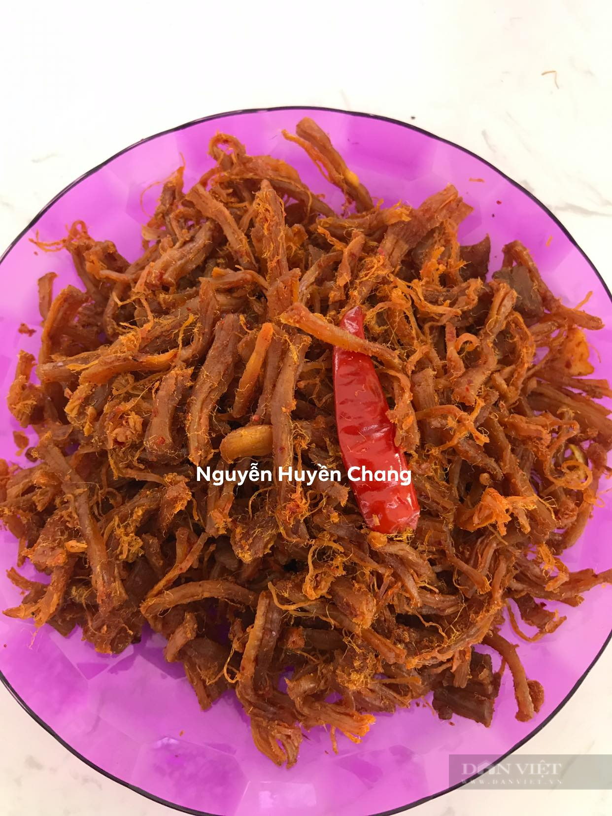 Bí quyết làm món khô heo cháy tỏi thơm ngon, màu đẹp tự nhiên cho Tết sum vầy - Ảnh 8. Bí quyết làm món khô heo cháy tỏi thơm ngon, màu đẹp tự nhiên cho Tết sum vầy - Ảnh 8.