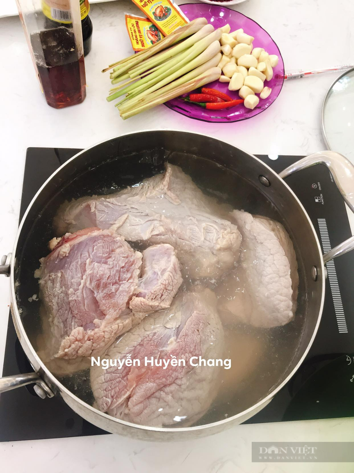Bí quyết làm món khô heo cháy tỏi thơm ngon, màu đẹp tự nhiên cho Tết sum vầy - Ảnh 3. Bí quyết làm món khô heo cháy tỏi thơm ngon, màu đẹp tự nhiên cho Tết sum vầy - Ảnh 3.