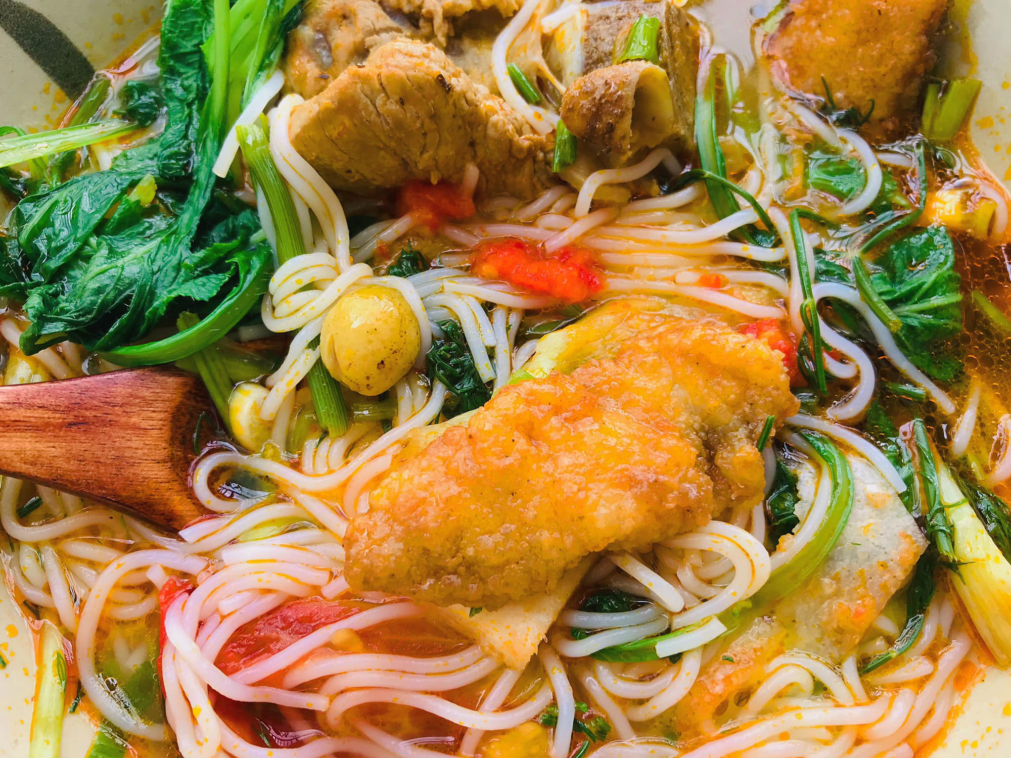 Mẹo nhỏ nấu bún cá rô thơm ngon không bị tanh - Ảnh 4.