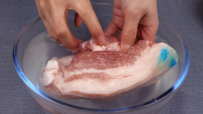 Rã đông thịt dùng nước nóng là sai, chỉ cần 2 gia vị này thịt dã đông vẫn tươi ngon - Ảnh 3. Rã đông thịt dùng nước nóng là sai, chỉ cần 2 gia vị này thịt dã đông vẫn tươi ngon - Ảnh 3.