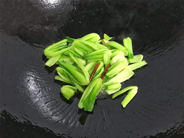 Xào rau chần qua nước sôi, bảo sao rau xào thâm đen, nhũn còn nhạt nhẽo - Ảnh 1.